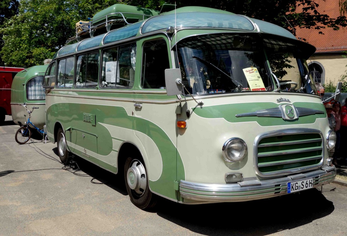 Setra S6 mit Anhänger in gleicher Farbgebung steht bei den Fladungen Classics im Juli 2014