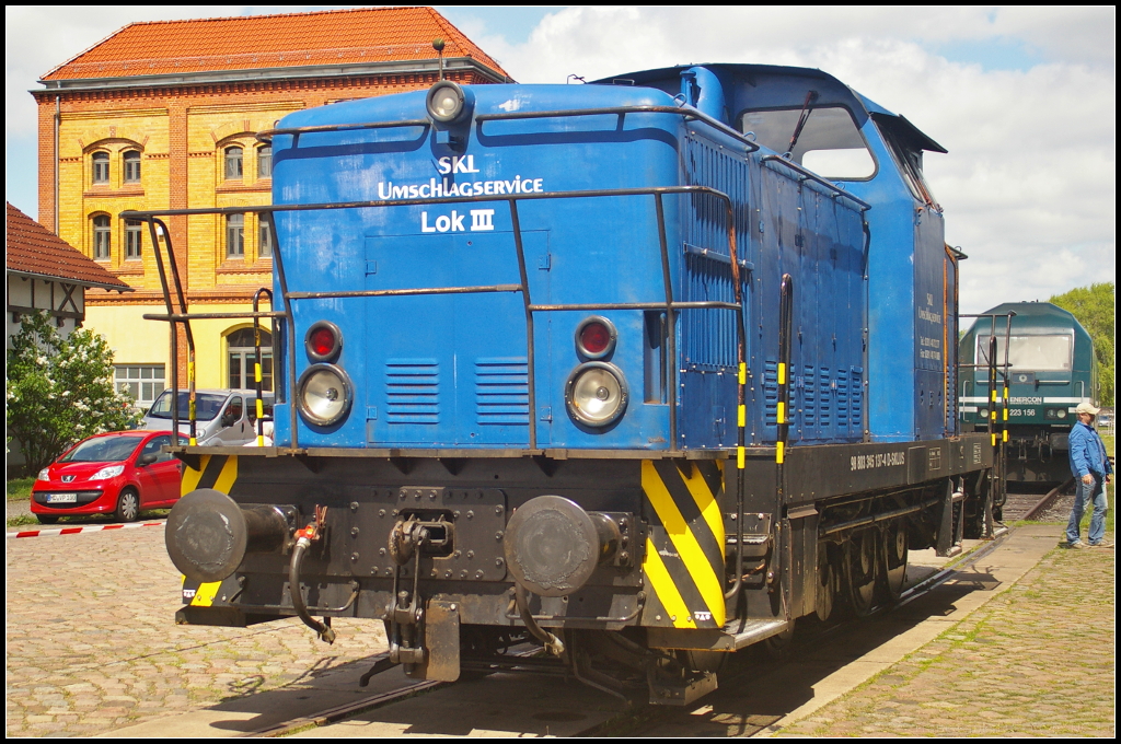 SKL Lok III / 345 137-4 in Magdeburg Neustadt, 10.05.2015
<br><br>
Die Lok wurde 1981 bei LEW gebaut und als 105 137-4 an die DR ausgeliefert. Die Umzeichnung erfolgte 1992. In Halle wurde die Lok 2003 ausgemustert und kam 2009 zu SKL (NVR-Nummer 98 80 3345 137-4 D-SKLUS)