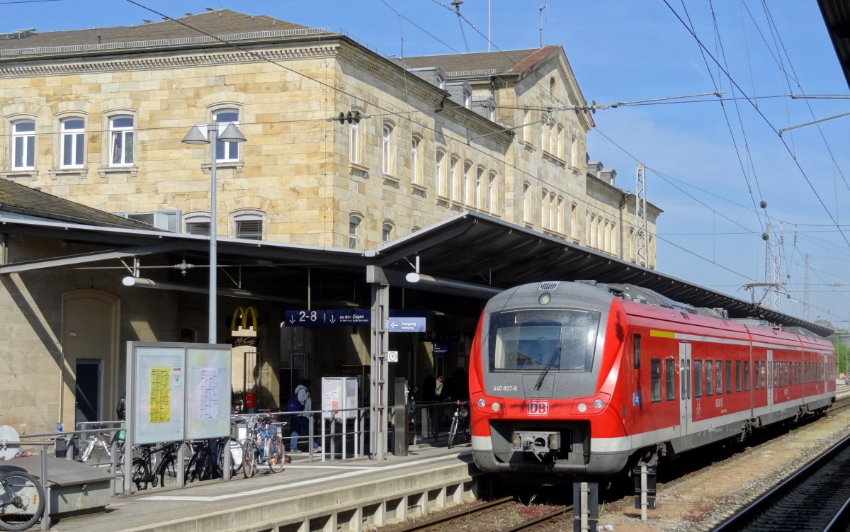 Soeben ist am Gleis 1 in Bamberg eine RB aus Würzburg eingetroffen.
Aufgenommen im April 2014.