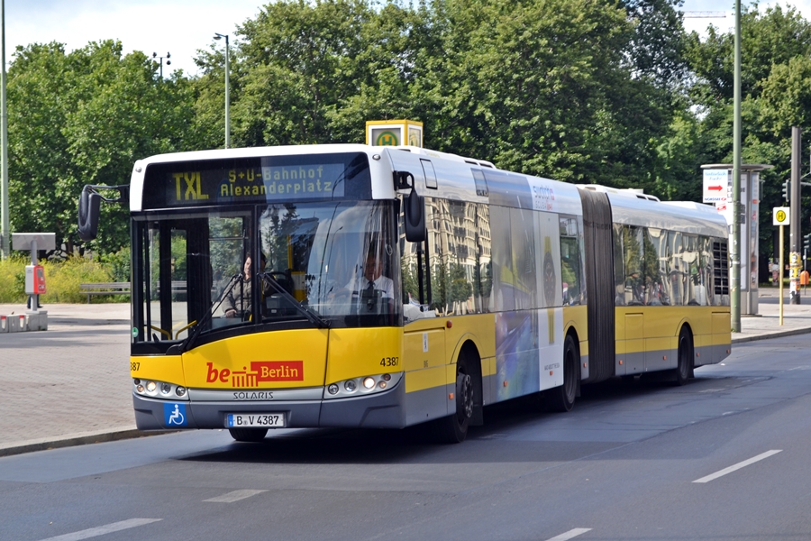 Solaris GN09 WN 4387 als Linie TXL an der Haltestelle Spandauer Straße/Marienkirche, 16.07.2013
