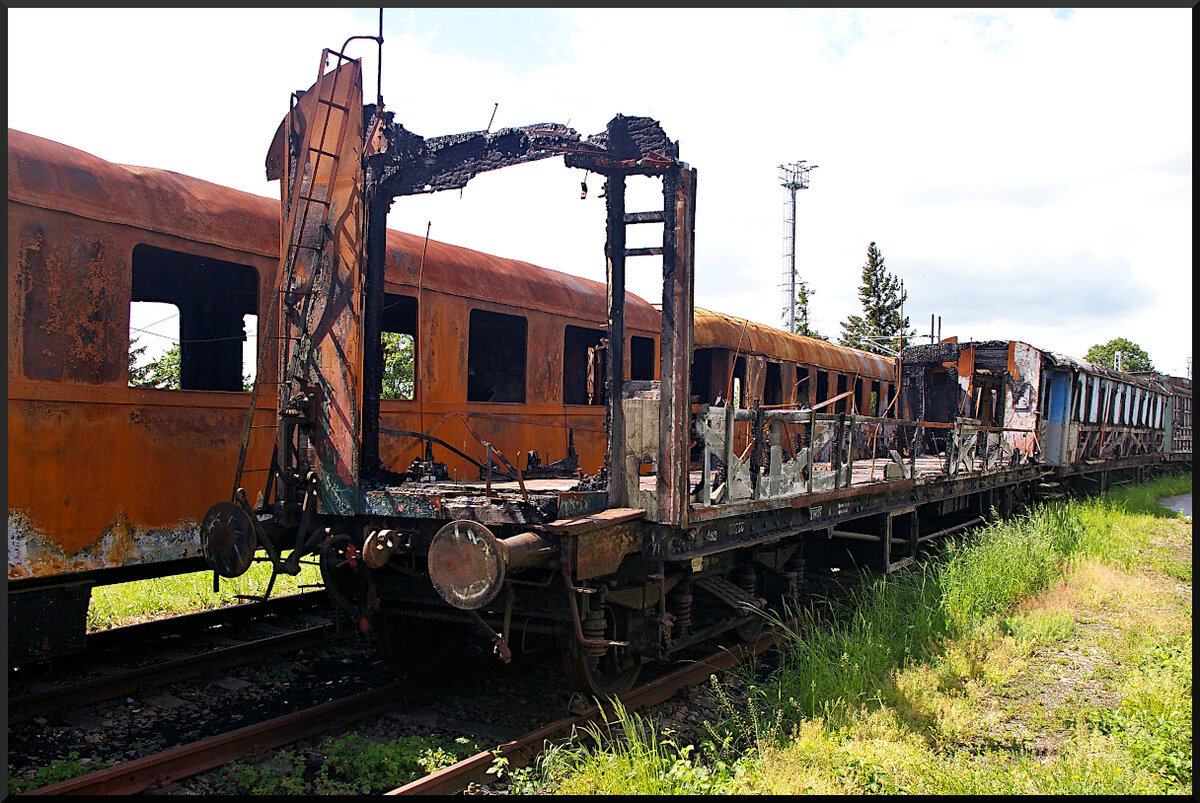 Solchen Vandalismus bis zur Brandstiftung habe ich in Deutschland zwar noch nicht gesehen, doch alle haben mit solchen Problemen zu kämpfen. Dieser Schnellzugwagen ist bis auf den Rahmen und einige Reste der einen Front abgebrannt. Am Rahmen konnte noch die angebrachte Nummer ČSD 93 236 identifiziert werden.

Jaroměř, 21.05.2022
