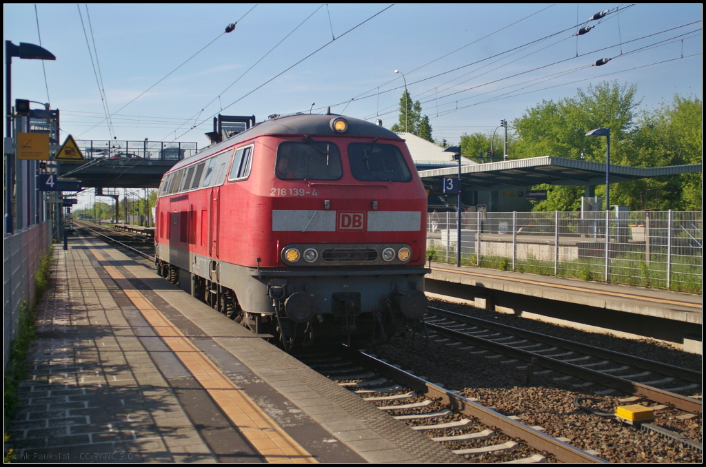 Solo kam die Oberhausener 218 139-4, die bei DB Services im Dienst ist, am 11.05.2017 durch Berlin-Hohenschönhausen gefahren.