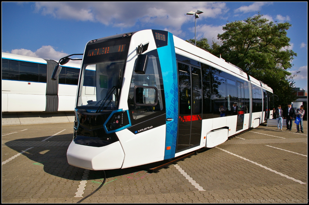 Stadler Metelica 100% Low-floor Tram for Minsk.

Bei der Metelica (Mетелица) handelt es sich um eine dreiteilige Niederflur-Straenbahn, die auch unter extremen Witterungsbedingungen eingesetzt werden kann. Der robuste Aufbau und die einfache Innengestaltung soll das garantieren. Bei der auf der InnoTrans 2014 in Berlin gezeigten Bahn handelt es sich um einen Prototypen der von dem Tochterunternehmen JSC Stadler Minsk entwickelt wurde. Die Tram soll nach Vorstellungen von STadler auch in den ehemaligen GUS-Staaten exportiert werden.

Daten: Lnge 27 m, Sitze 60, Stehpltze 160, Hchstgeschwindigkeit 75 km/h.
