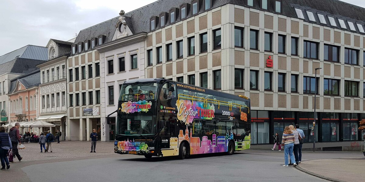 =Stadttourbus unterwegs unterwegs in Trier, 10-2022