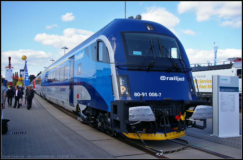 Steuerwagen CD railjet 80-91 006-7 ist ein 1. Klasse-Wagen des tschechischen Hochgeschwindigkeitzugs. Ausgestellt war der Wagen auf der InnoTrans 2014 in Berlin (NVR-Nummer CZ-CD 73 54 80-91 006-7 Afmpz 890)

Webseite (deutsch): https://www.cd.cz/de/vnitrostatni-cestovani/nase-vlaky/-19504/
