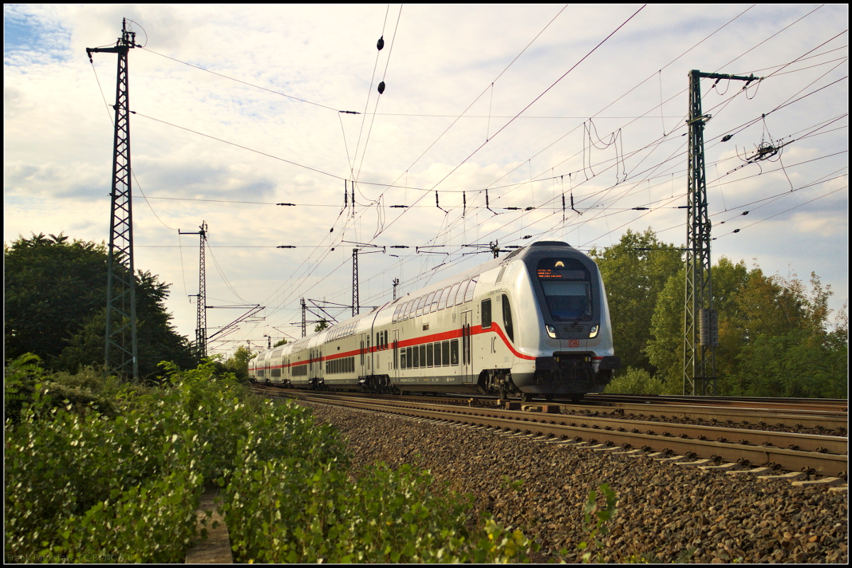 Steuerwagen Gattung DBpbzfa 668.2 voraus, getauft auf die Region 'Oberer Neckar', ging es am 08.09.2018 Richtung Berlin am Abzweig Magdeburg-Eichenweiler vorbei (D-DB 50 80 86-81 874-9 DBpbzfa 668.2, Nr 2874)