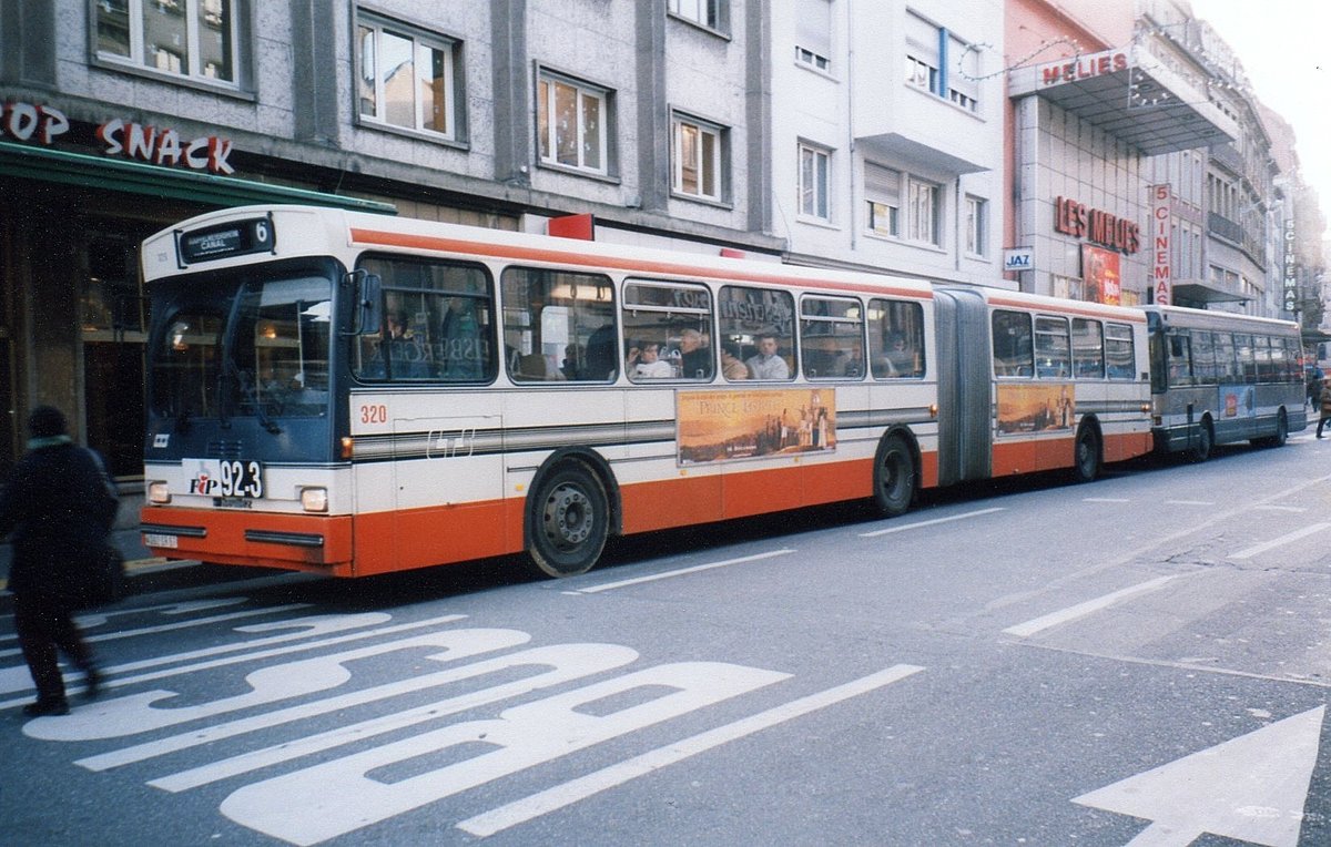 Strassburg - 23. Dezember 1998 : Heuliez/MB O 305 G Nr 320 bei der Haltestelle Homme de Fer.