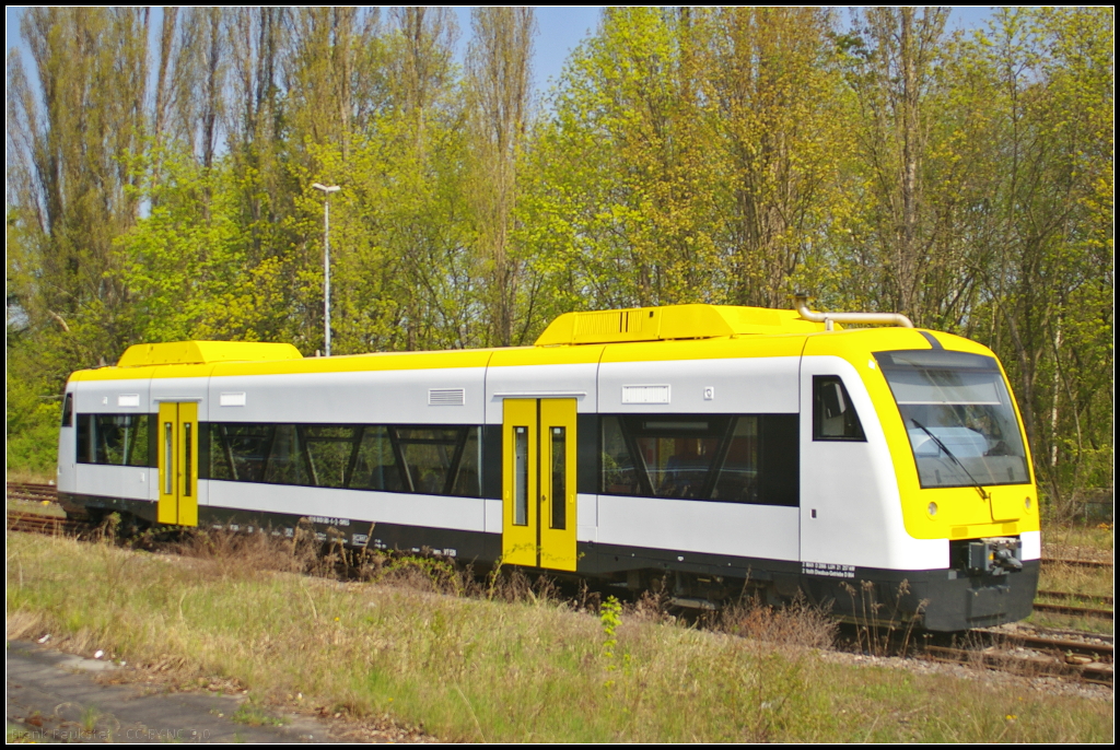 SWEG VT 526 / 650 588-6 in Berlin-Schnholz, 24.04.2015
<br><br>
Auf berfhrungsfahrt von Berlin-Reinickendorf nach Erfurt befand sich der RegioHuttle der Sdwestdeutsche Verkehrs-AG. Der Triebwagen erhielt eine neue Inneneinrichtung und eine neue Lackierung. Gebaut wurde der RS1 ursprnglich von ADtranz im Jahr 1998 (NVR-Nummer 95 80 0650 588-6 D-SWEG)