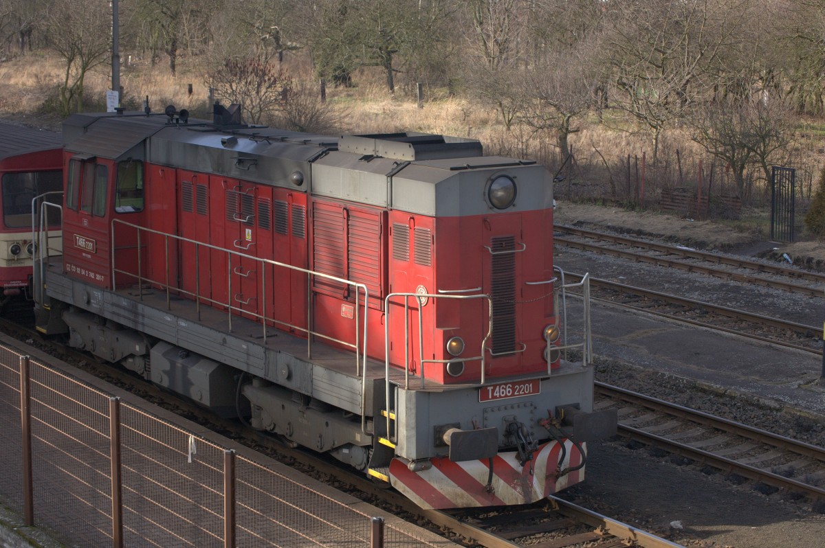 T 466  in Karlovy Vary (unterer  Bahnhof)wartet  auf die Abfahrt nach Johanngeorgenstadt. 12.02.2014 13:30 Uhr