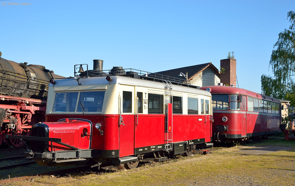 T141 (Wismarer Schienenbus) vor dem VT98 am morgen des 05.05.2016