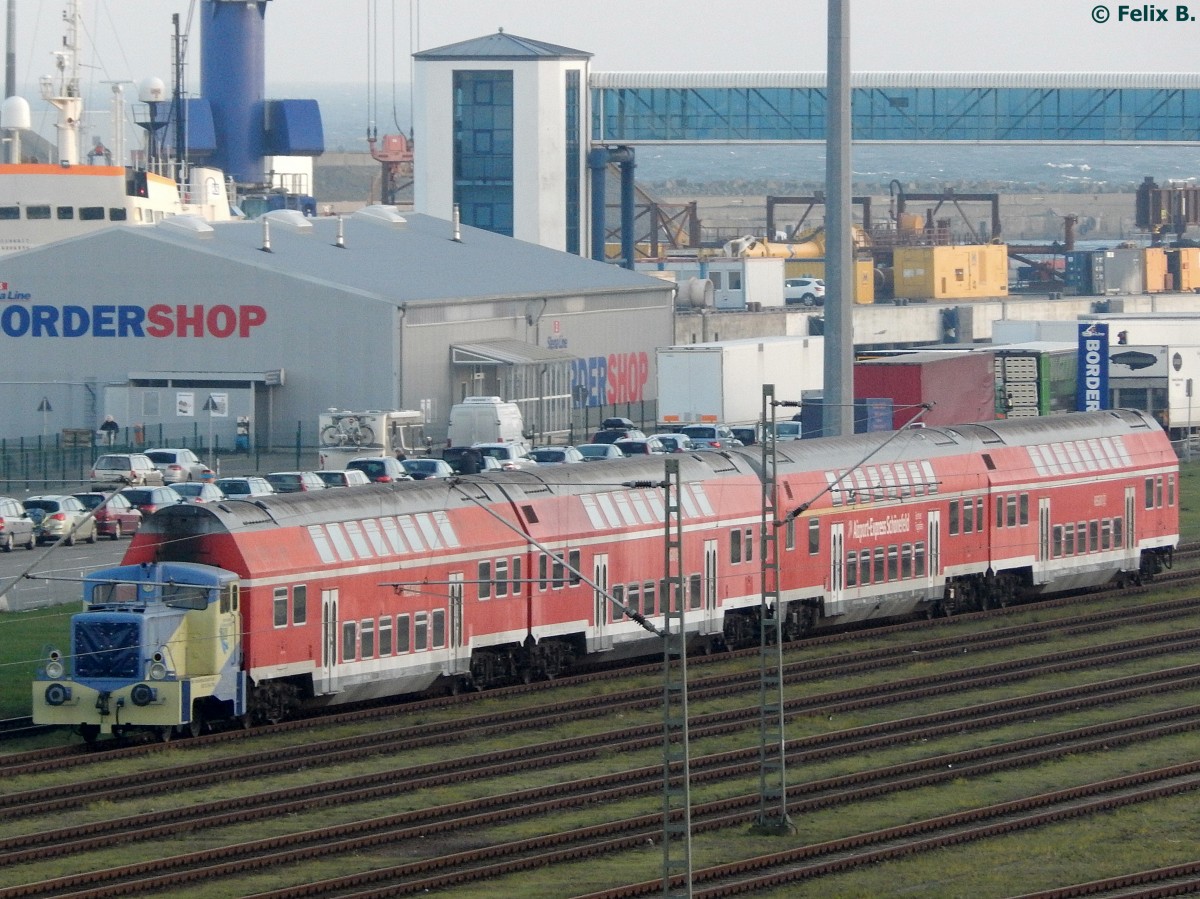 TME Lok Nr.22 mit Doppelstockwagen des Airport-Express Sch�nefeld in Mukran am 27.11.2014