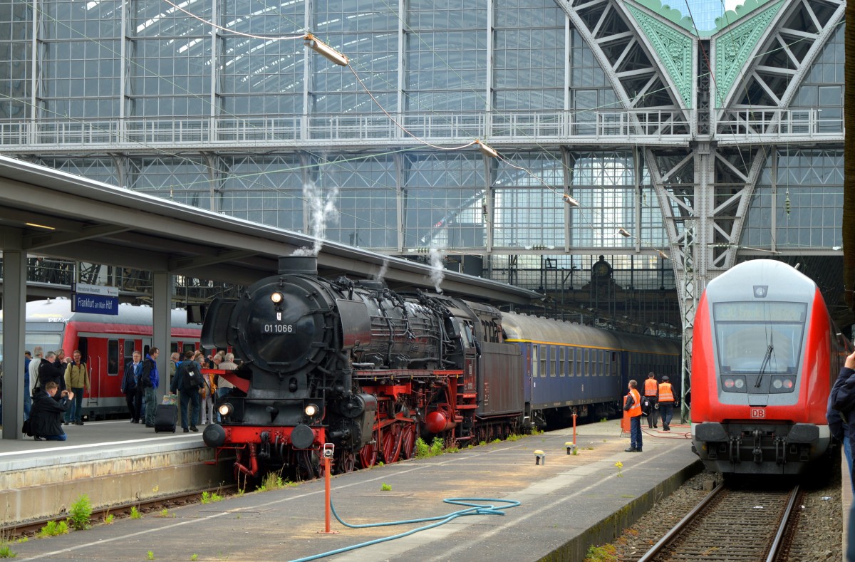 Treffen zweier Generationen.
01 1066 (UEF) befrderte am 26.04.2015 den Fernschnellzug Roland von Frankfurt nach Kassel.
Genau solch ein Zug fuhr vor 50 Jahren mit genau den gleichen Fahrzeiten, blo das er von Basel nach Bremen fuhr, aber die Fahrzeiten zwischen Frankfurt und Kassel sind genau die gleichen.