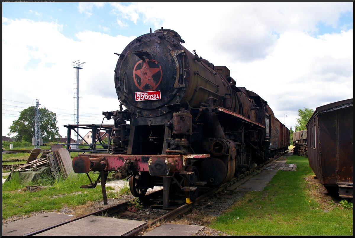 Trotz neuem Schild zeigt sich die Lok selbst in einem schlechten Zustand. Die ČSD 556.0304 stand auf einem Seitengleis im Eisenbahnmuseum Jaroměř.

Jaroměř, 21.05.2022
