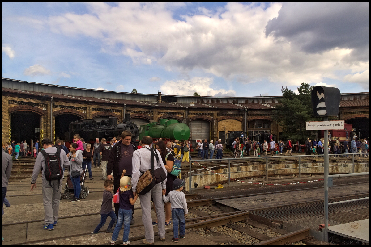 Trotz vermehrter Wolken am Nachmittag kamen zum 15. Berliner Eisenbahnfest am 15.09.2018 im Betriebsbahnhof Berlin-Schneweide bei den Berliner Dampflokfreunden e.V. auch viele Familien. Etliche davon sogar mit Kinderwagen, da war das Hinweisschild an der Drehscheibe sogar wrtlich zu nehmen:  Schrittgeschwindigeit! . Im Hintergrund kann man 74 1230 und die grne FLC 077 erkennen.