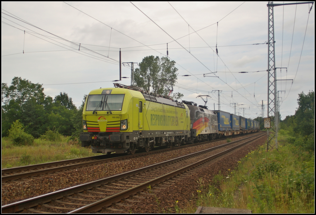 TX Logistik 193 552-7  Responsibility Driven  in Doppeltraktion mit ES 64 U2-060  25 Jahre Wiederverinigung  fuhr bei bedeckten Himmel am 09.07.2017 mit dem 'LKW-Walter'-KLV durch die Berliner Wuhlheide