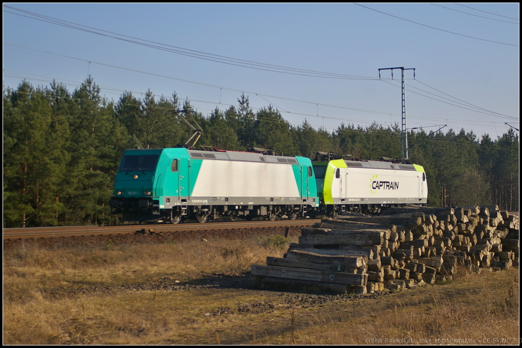 TXL 185 611, angemietet von RBS Asset Finance Europe Limited, und ITL 185 543 als Lokzug am 09.03.2014 durch die Berliner Wuhlheide