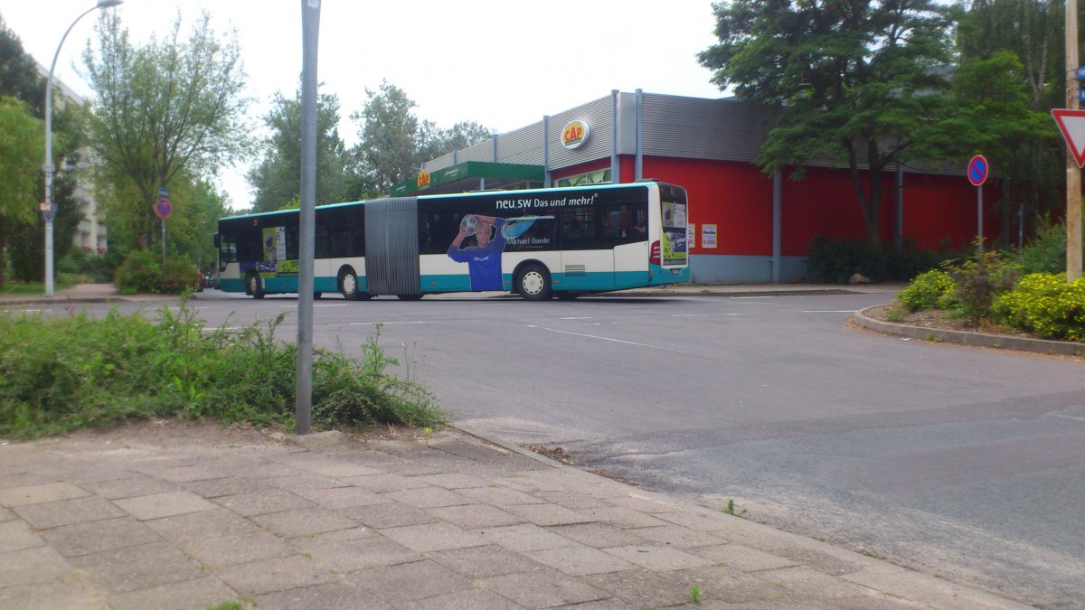 ........und hier mal die linie 8 an der koszaliner str. fotografiert weil sie am wochenende die haltestellen der linie 4 mit anfahren tut...die wurde vor jahren am wochenende eingestellt weil die fahrgastzahlen zugering waren
....auch dieser citaro mit werbung der druckerei steffen