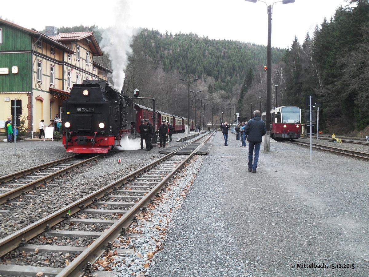 Unser Zug aus Wernigerode ist am 13.12.2015 in Eisfelder Talmhle eingetroffen. Wie gewhnlich wurde dieser ab Drei-Annen-Hohne durch die Lok der Est. Nordhausen gezogen. Hier steht sie (leider gedreht) am Wasserkran in Eisfelder Tahlmhle und nimmt Wasser.