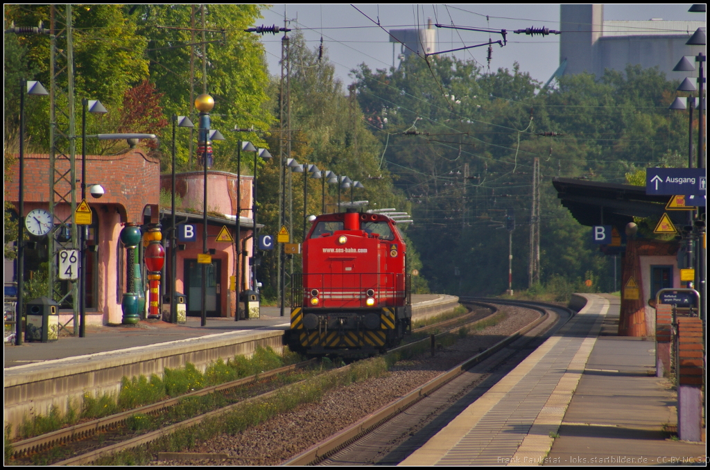 V 100 293 der SES Bahn dieselte gemtlich am 05.09.2014 durch den Bahnhof Uelzen

Leider wurde die Lok von einem Richtung Hamburg fahrenden Zug auf meiner Hhe verdeckt, so das nur vermutet werden kann das es sich um die angegebene Lok handelt. Bei der SES Bahn sollen angeblich nur zwei Loks im Einsatz sein. Vielleicht hat jemand die Lok am gleichen Tag an freier Stelle fotografieren knnen und hat die Nummer?