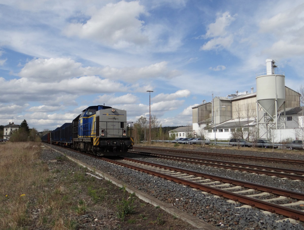 V 1702 (203 103-7) zusehen mit einem Leerholzzug am 08.04.14 in Wunsiedel-Holenbrunn. 