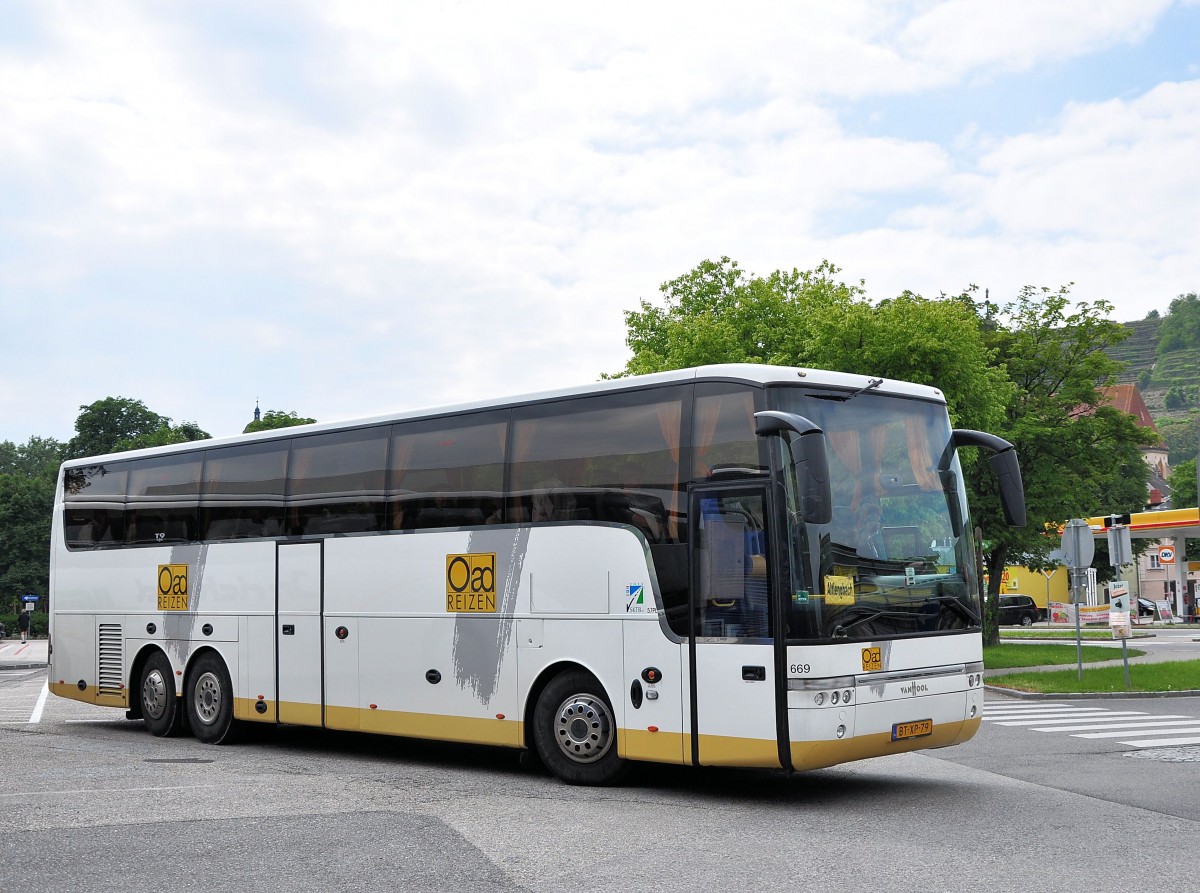 Van Hool von Oad Reisen aus den NL am 25.5.2013 in Krems an der Donau.