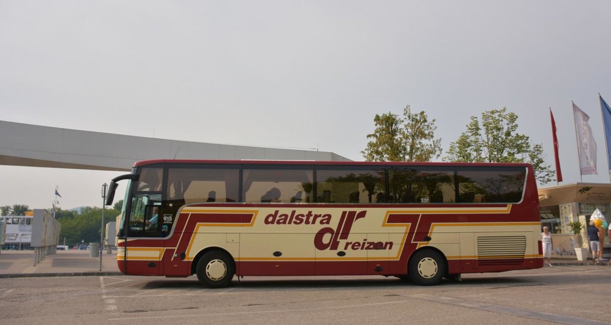 Van Hool T915 Alicron mit Radanhner von Dalstra Reisen aus den NL im Mai 2017 in Krems.