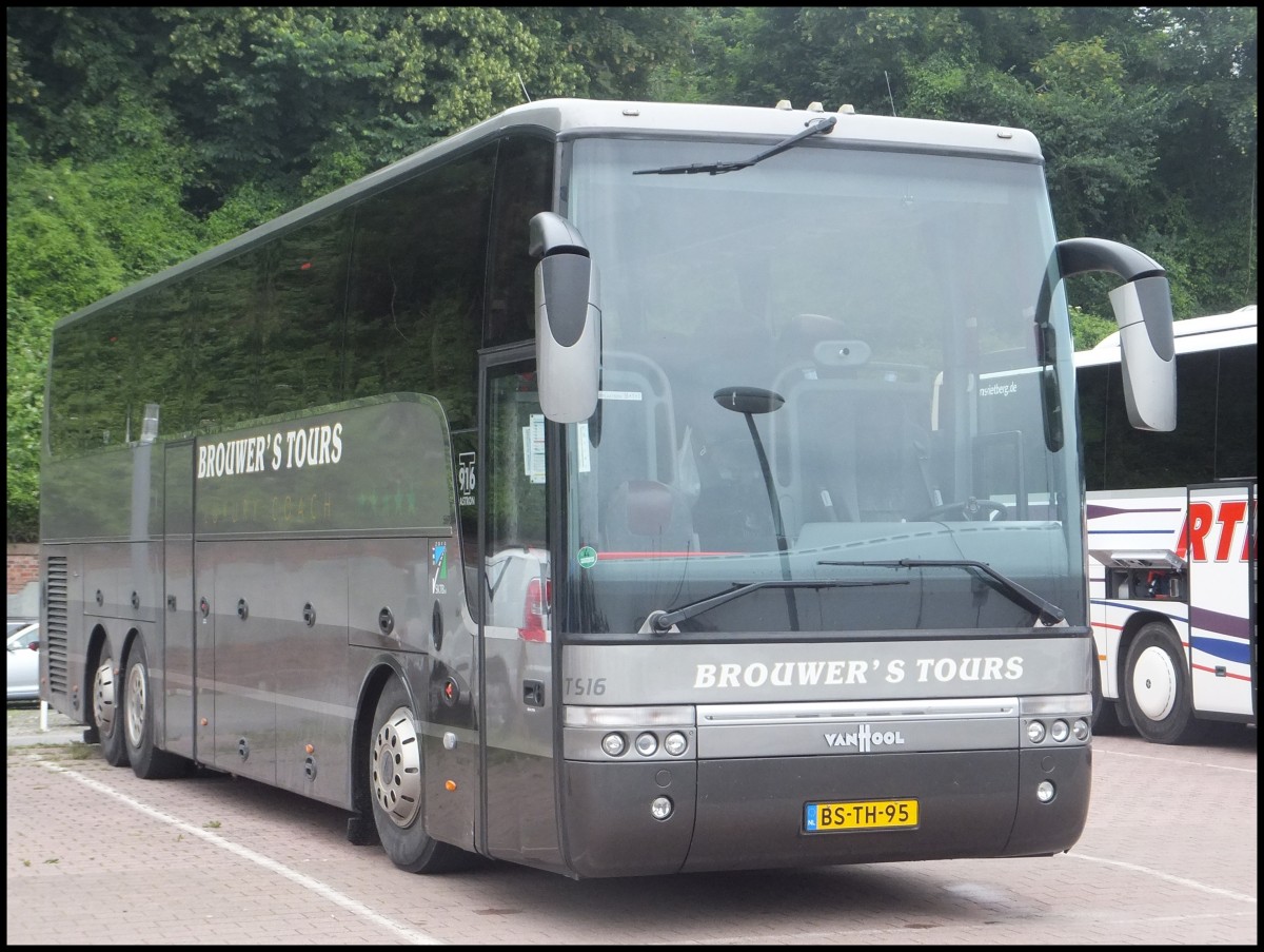 Van Hool T916 von Brouwer's Tours aus den Niederlanden im Stadthafen Sassnitz.