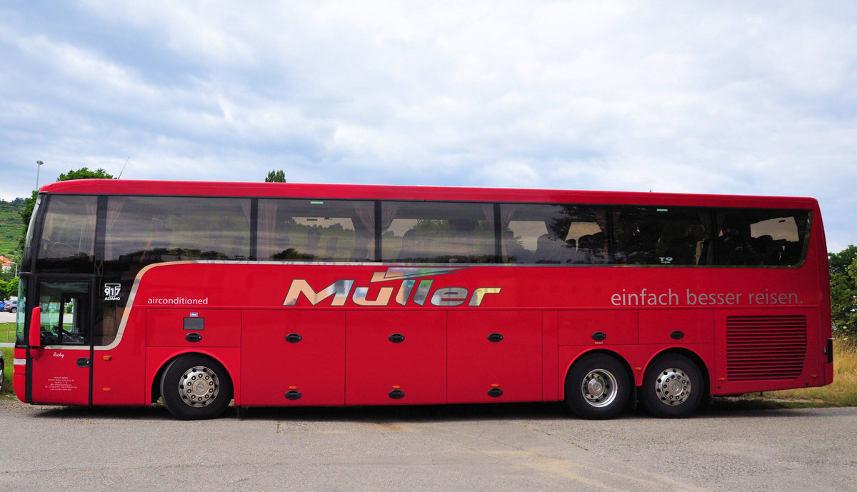 Van Hool T917 Altano von Mller Reisen aus der BRD in Krems gesehen.