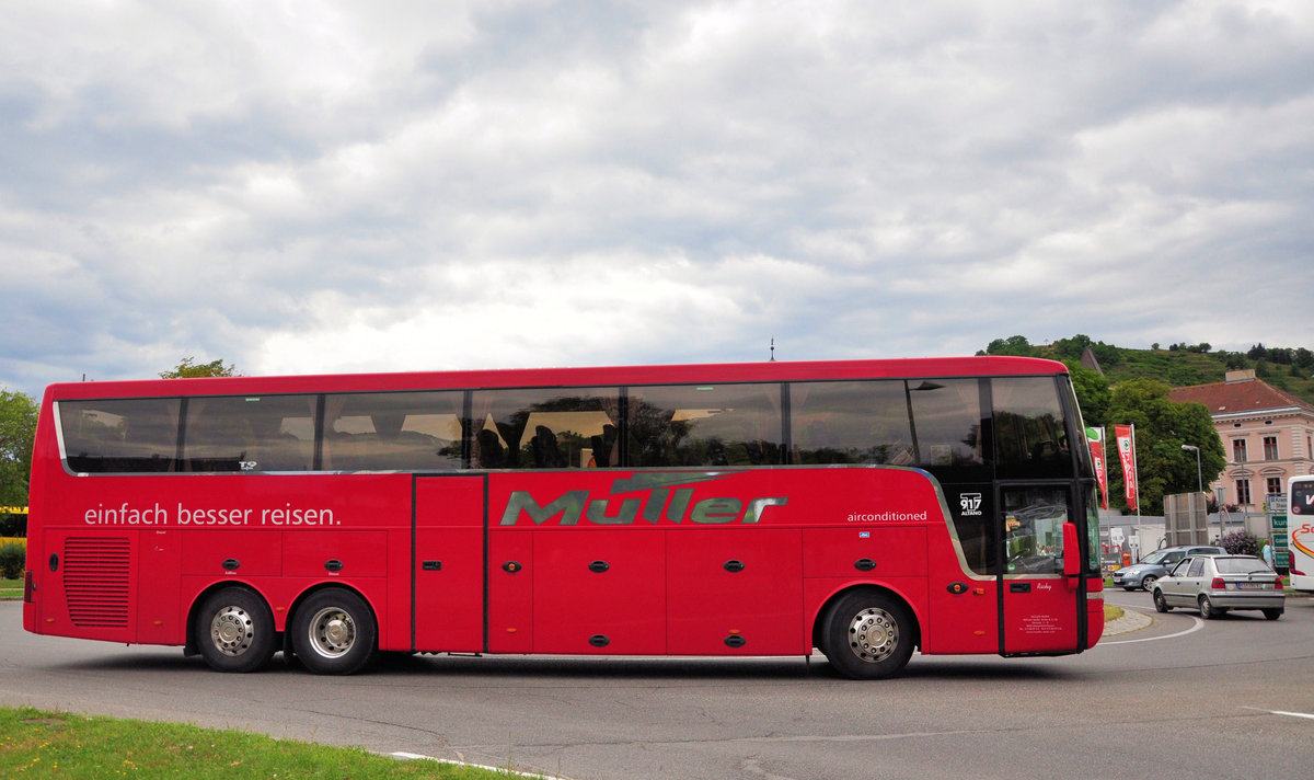 Van Hool T917 Altano von Mller Reisen aus der BRD in Krems gesehen.