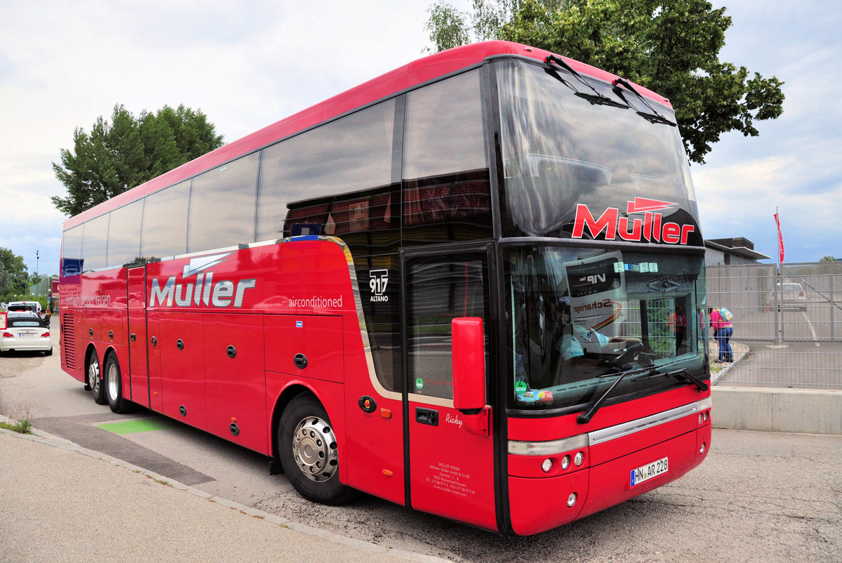 Van Hool T917 Altano von Mller Reisen aus der BRD in Krems gesehen.