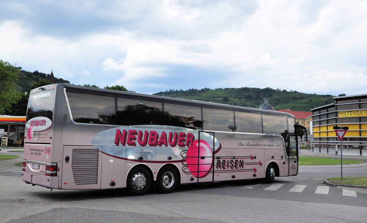 Van Hool T917 Astron von Heuberger Reisen aus Obersterreich in Krems gesehen.