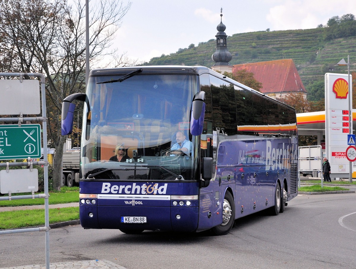 VAN HOOL T917 Astronef von Berchtold Reisen aus der BRD am 2.10.2014 in Krems.