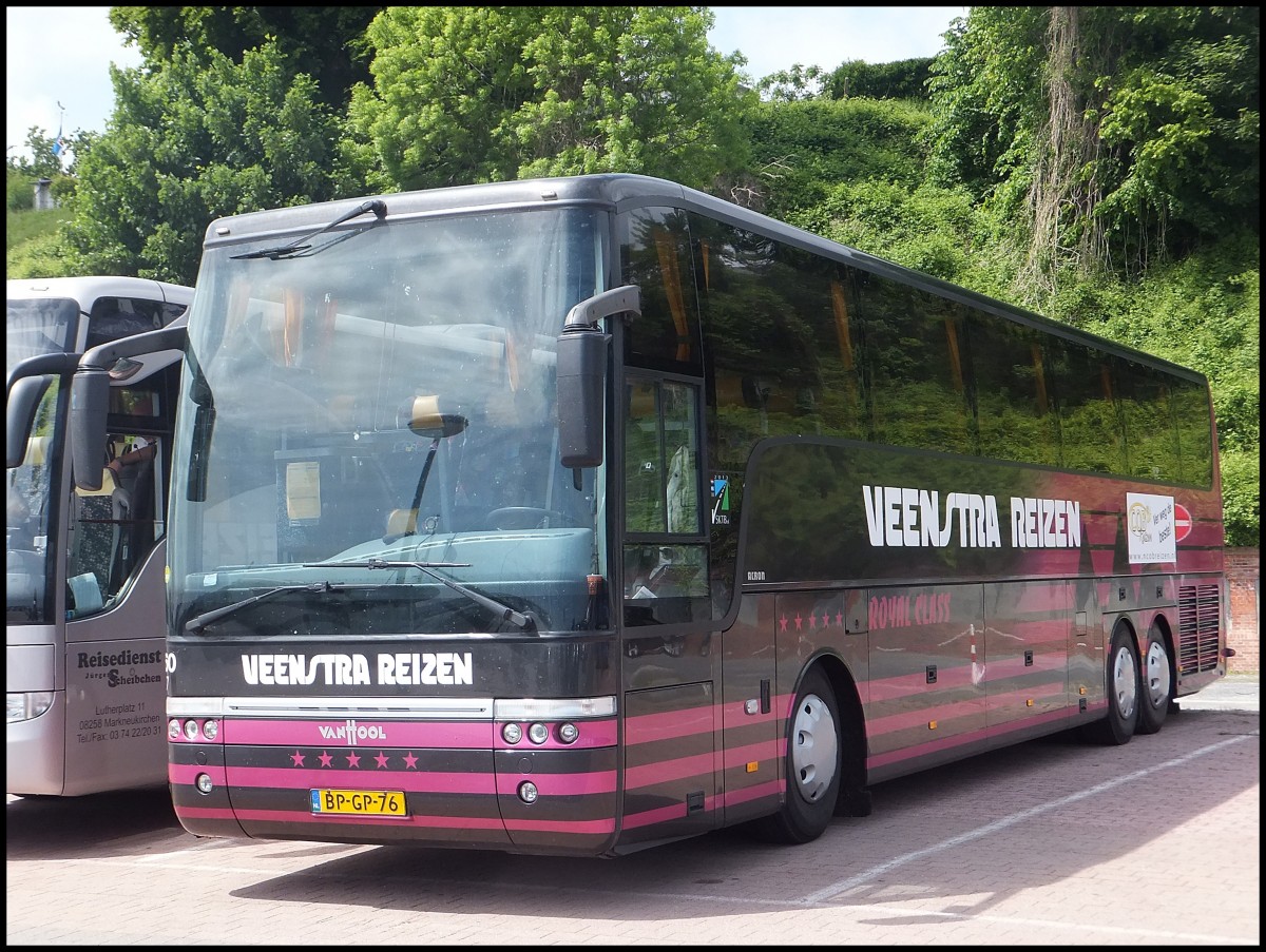 Van Hool T917 von Veenstra Reizen aus den Niederlanden im Stadthafen Sassnitz.