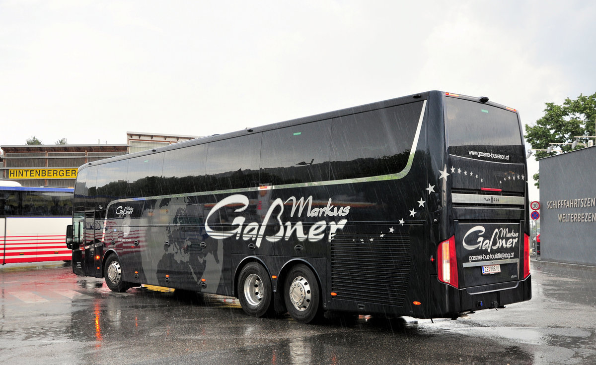 Van Hool TX altano vom Reisebro Markus Ganer aus sterreich in Krems bei strmendem Regen gesehen.