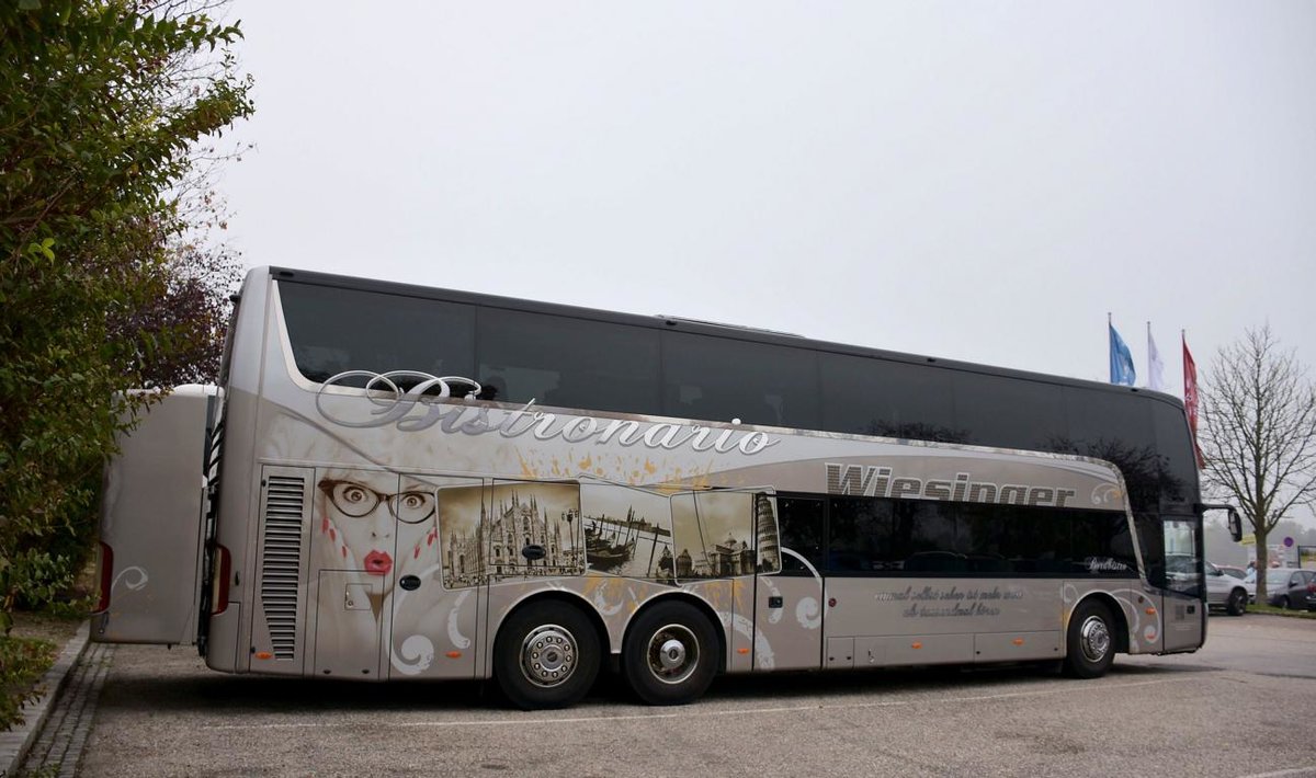 Van Hool TX von WIESINGER Reisen aus Obersterreich 2017 in Krems gesehen.