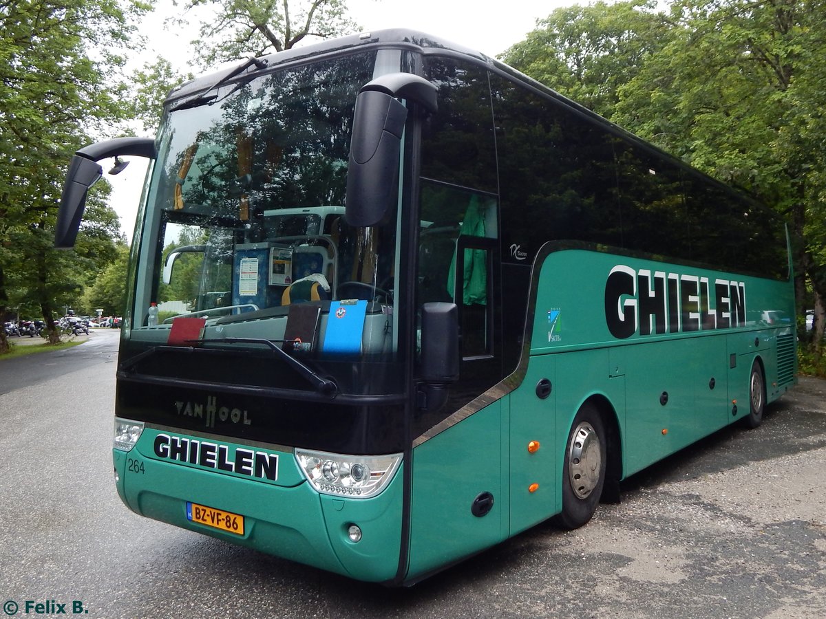 Van Hool TX15 von Ghielen aus den Niederlanden beim Schloss Linderhof.