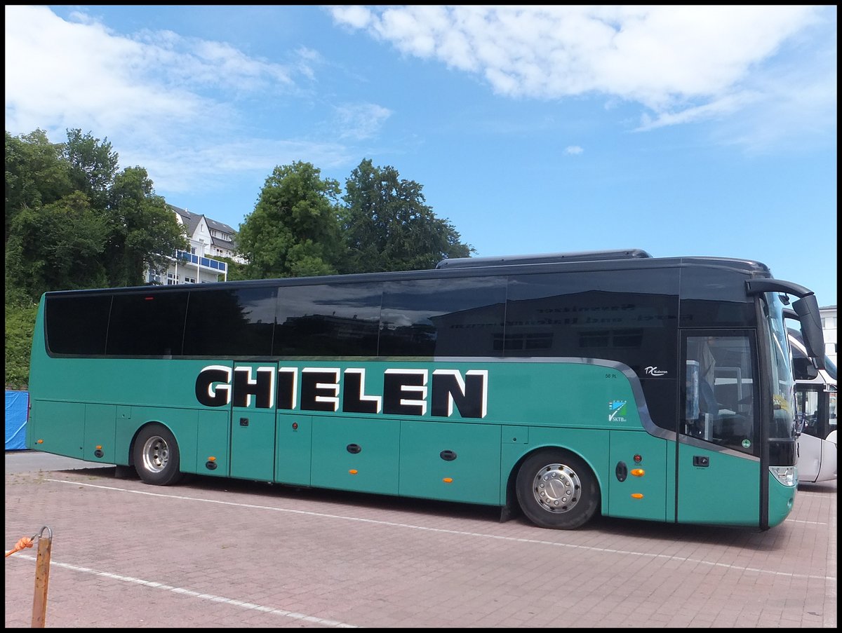 Van Hool TX16 von Ghielen aus den Niederlanden im Stadthafen Sassnitz.