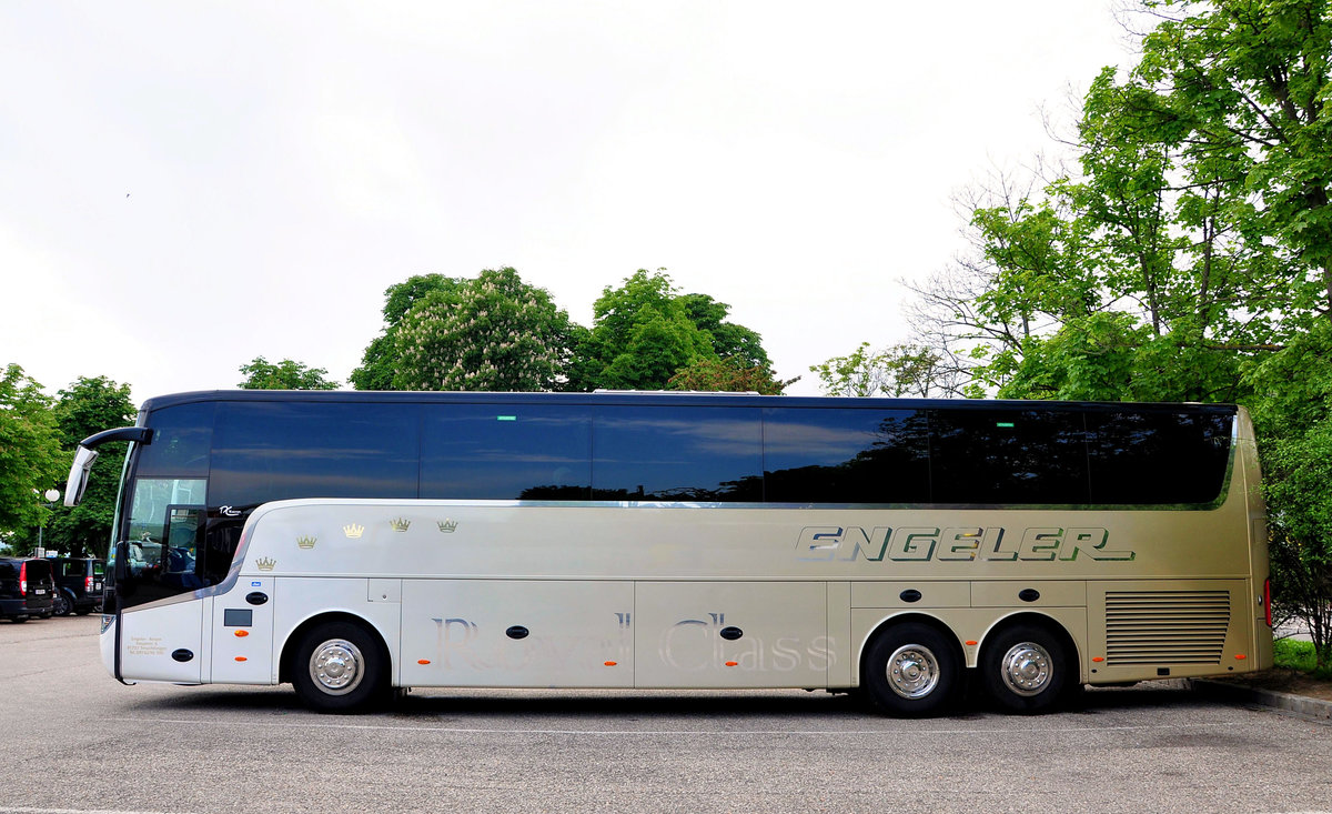 Van Hool TX16acron von Engeler Reisen aus der BRD in Krems gesehen.