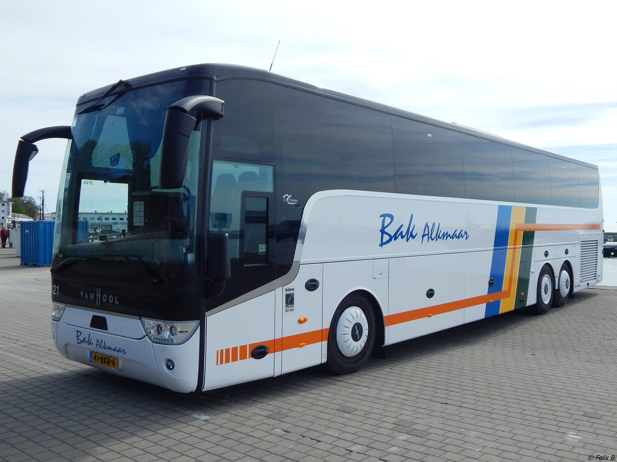 Van Hool TX17 von Bak Reizen Alkmaar aus den Niederlanden im Stadthafen Sassnitz.