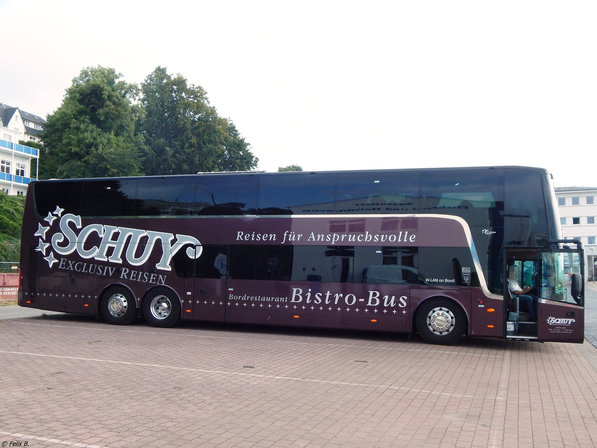 Van Hool TX27 von Schuy aus Deutschland im Stadthafen Sassnitz.