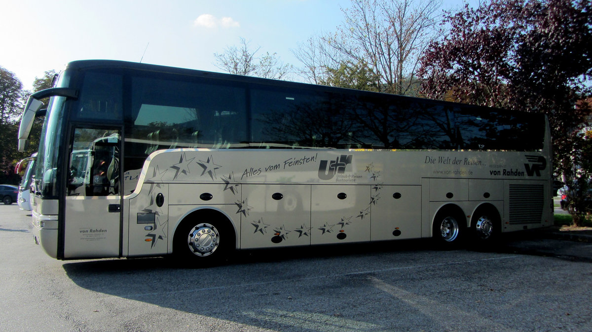 Van Hool von Von-Raden Reisen aus der BRD 09/2017 in Krems.