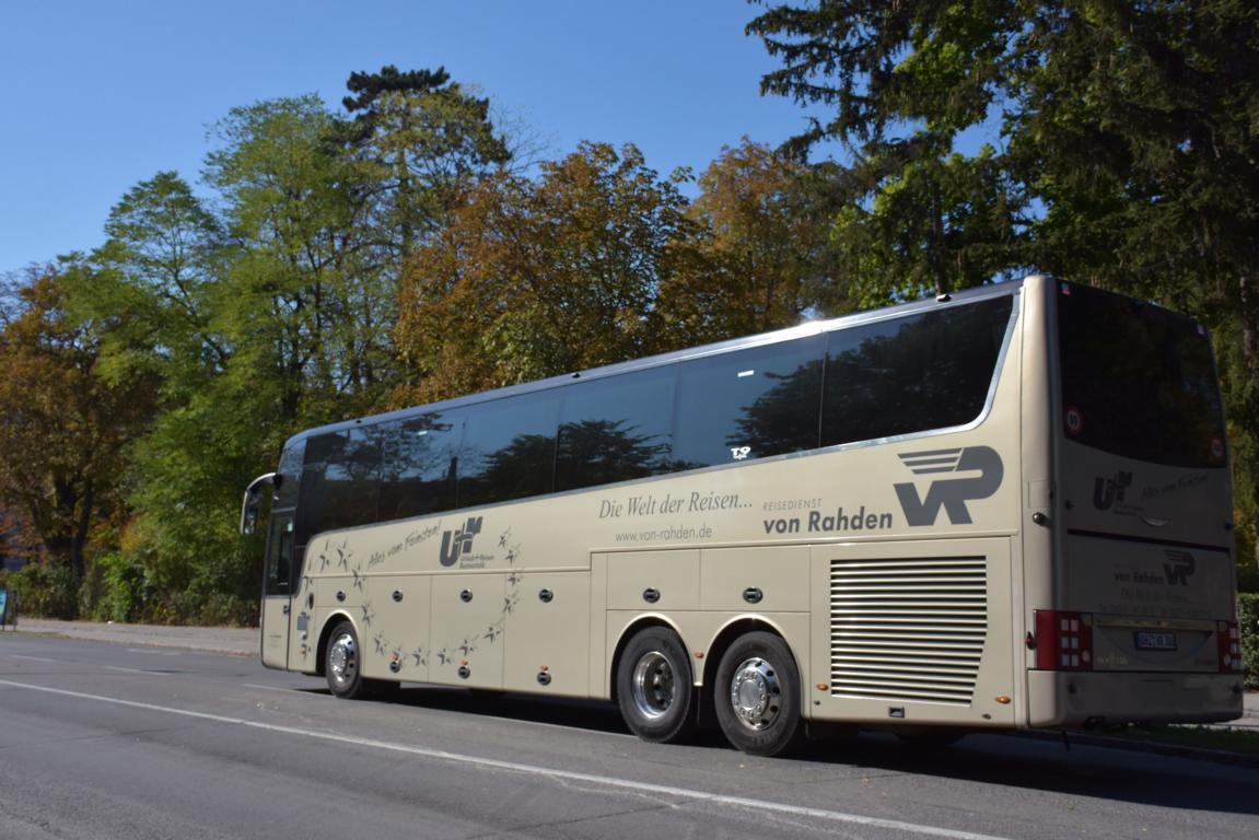 Van Hool von Von Rahden Reisen aus der BRD 09/2017 in Krems.