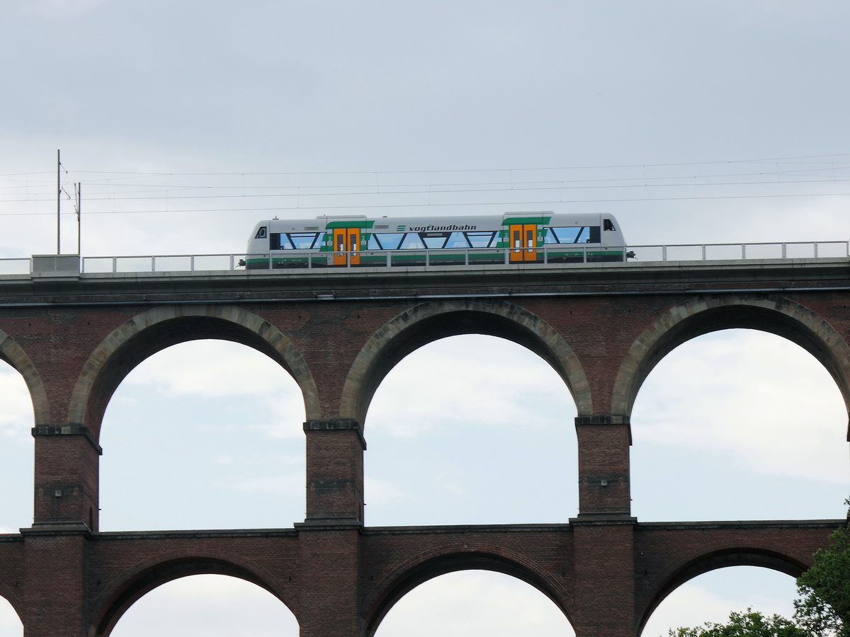 VBG 81125 mit einem unbekannten Triebwagen der BR 650 nach Zwickau passiert am 10. August 2014 die G�ltzschtalbr�cke.