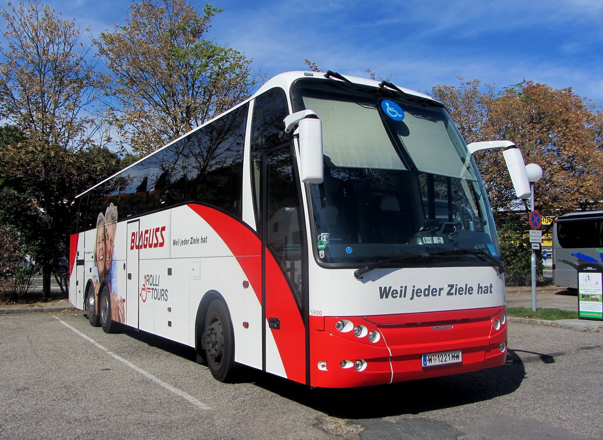 VDL Berkhof mit Hebebhne fr Behinderte Menschen von Blaguss Reisen aus Wien in Krems gesehen.