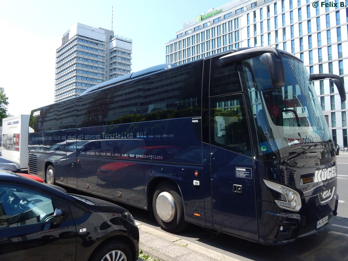 VDL Futura von Kögel aus Deutschland mit Anhänger in Berlin.