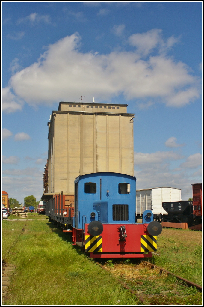 VEB Fleischkombinat Magdeburg  1  in Magdeburg Neustadt, 10.05.2015
<br><br>
Die Lok vom Typ N2 wurde 1952 beim Lokomotivbau “Karl Marx” in Potsdam-Babelsberg (LKM) gebaut und an das Fleiskombinat in Magdeburg ausgeliefert. Sie hat ein Dienstgewicht von 8.8 t, eine Motorleistung von 30 PS und ein mechanisches 2-Gang Getriebe. Die Kleinlok war whrend des Familienfest der Magdeburger Eisenbahnfreunde e.V. zu sehen.