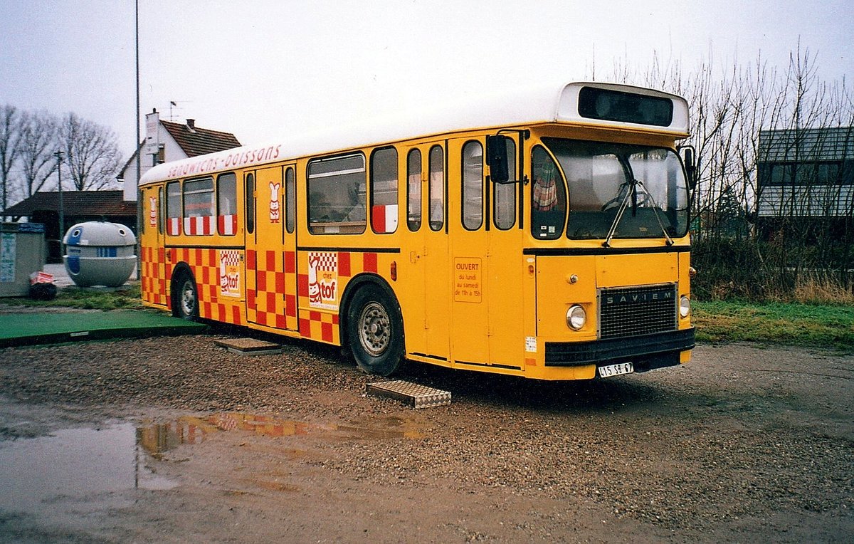 Vendenheim - 26. Dezember 2004 : ehemaliger Renault SC 10 U Nr 810 der CTS als Snack Bar verwendet.