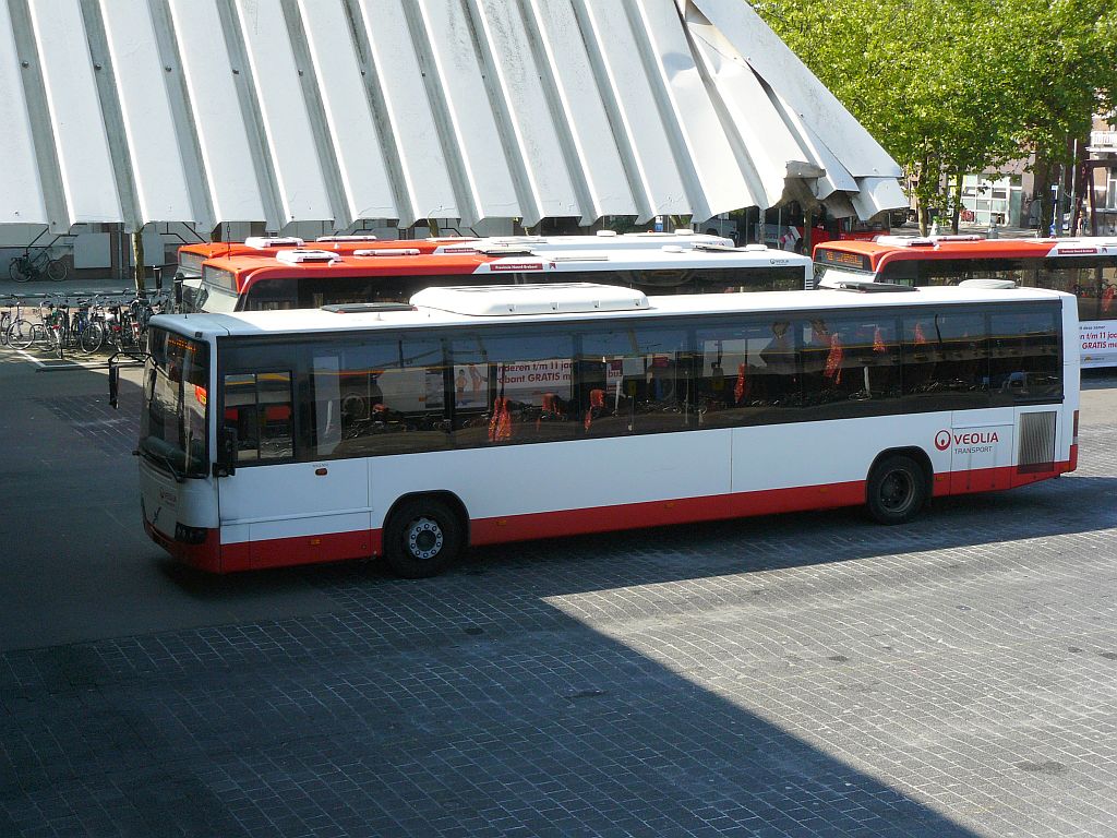 Veolia Bus 5803 Volvo 8700 Baujahr 2006. Bahnhof Breda 18-07-2013.