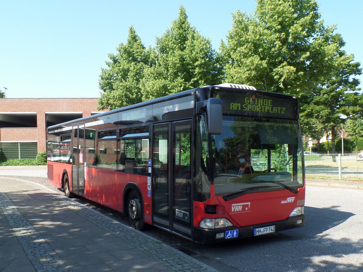 VHH 0508 (HH-FP 743) (EvoBus O 530 G, Citaro I, EZ 02.2005) am 10.7.2014 auf der Metro-Bus-Linie 11 nach „Glinde, am Sportplatz“, Pause am U-Bahnhof Steinfurther Allee