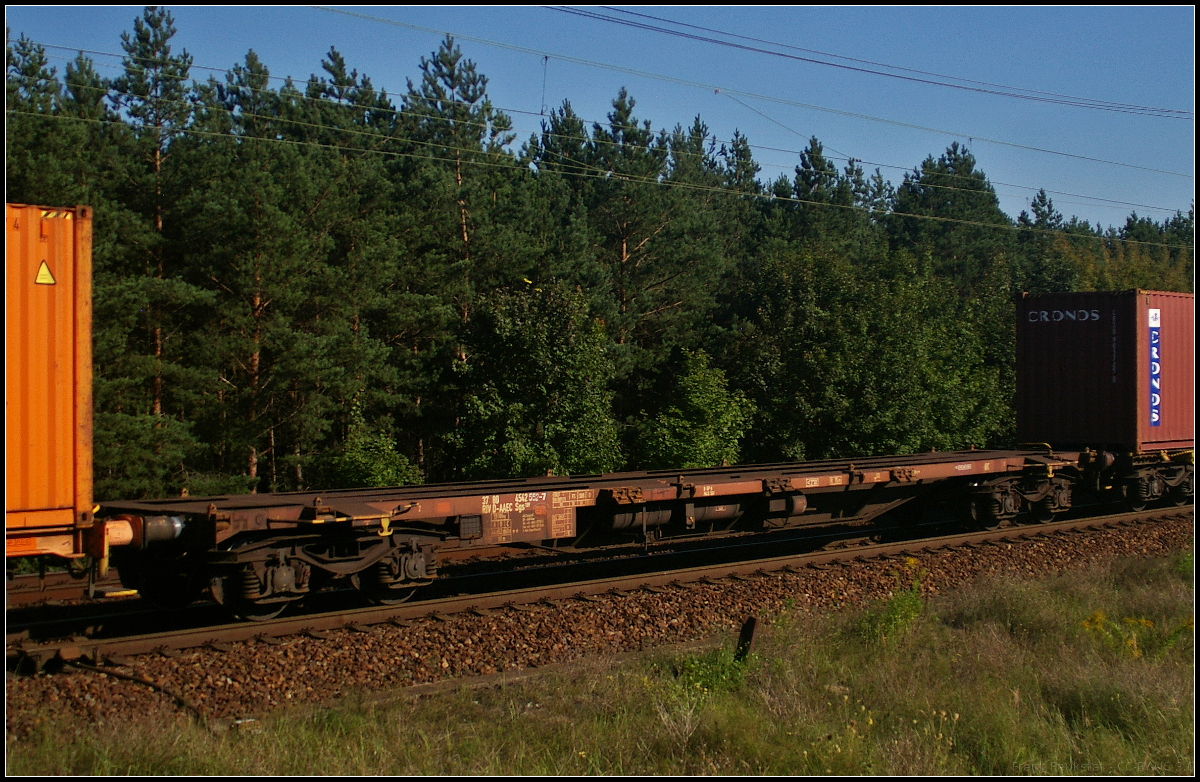 Vierachsiger Drehgestell-Containertragwagen der Gattung Sgs des Einstellers AAE Cargo (37 RIV 80 D-AAEC 4542 552-7 Sgs)